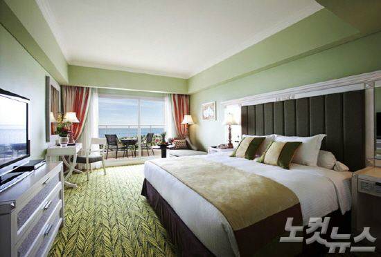 넓은 객실이 안락함을 제공한다. (사진=허니문리조트 제공)