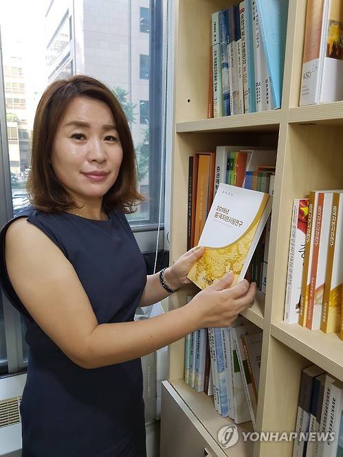 '중국 금융 스페셜리스트' 안유화 박사     (서울=연합뉴스) 왕길환 기자 = 한국 금융시장에서 '중국 금융의 최고 전문가'로 불리는 조선족 안유화(45) 박사. 그는 현재 성균관대 중국대학원에서 전임교수 대우로 재무관리, 중국 자본시장 이론, 금융 중국어, 금융 세미나 등 4과목을 가르친다. 한국예탁결제원 객원연구원으로도 활동 중이다.