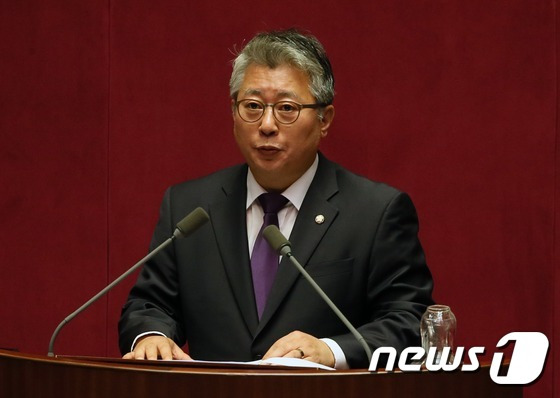 조응천 더불어민주당 의원이 20일 국회 본회의장에서 대정부질문을 하고 있다. 2016.9.20/뉴스1 © News1 송원영 기자