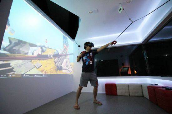 VR 게임을 체험 중인 이용자.