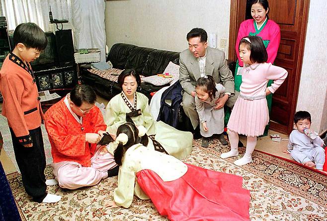 설이나 추석 등 특별한 날 아이가 친척들로부터 받은 목돈은 아이 통장에 전액 넣어주고 통장은 스스로 관리하도록 하는 게 좋다 한겨레 자료사진