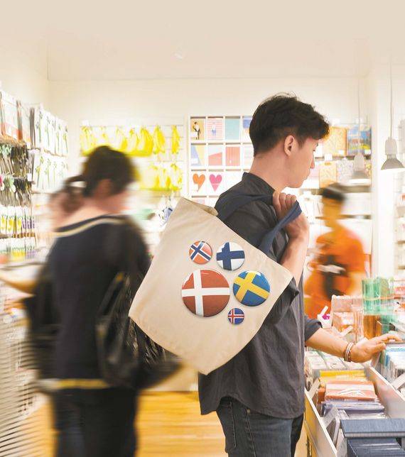 서울 소공동 롯데영플라자에 문을 연 덴마크 디자인소품 브랜드 ‘플라잉 타이거 코펜하겐’. 과거 북유럽 제품이라고 하면 고가의 디자이너 가구가 대부분이었지만 이곳엔 1만원 대 미만 소품이 많아 가벼운 주머니로도 북유럽 감성을 쇼핑할 수 있다.