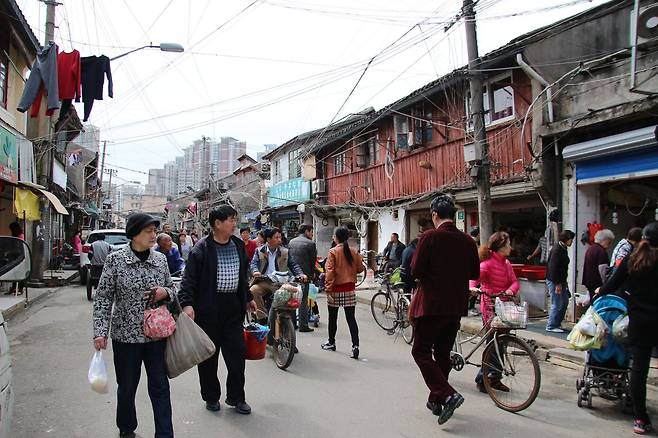 닝허루는 아침부터 장을 보는 사람들로 붐빈다.