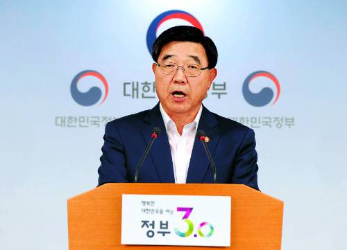 이기권 고용노동부 장관이 20일 서울 세종대로 정부서울청사에서 공공·금융부문 산별노조가 예고한 23일 총파업을 철회하라고 촉구하고 있다. 이 장관은 파업으로 인한 국민 불편이 최소화되도록 하겠다고 밝혔다. 김지훈 기자