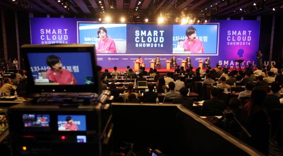 국회 제4차 산업혁명포럼 공동대표를 맡고 있는 송희경 새누리당 의원이 22일 서울 중구 소공동 웨스틴 조선 호텔에서 열린 ‘스마트클라우드쇼 2016’에 참석해 ‘드론&로봇 그리고 인공지능’을 주제로 한 오픈토크를 진행하고 있다. / 조선비즈 DB