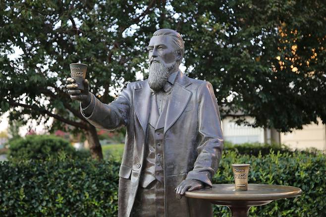 코카콜라를 개발한 약사 존 펨버턴의 동상.