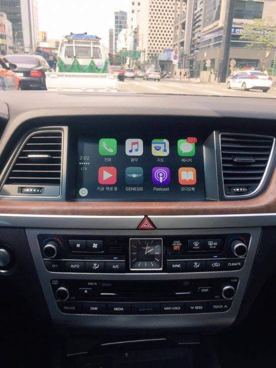 제네시스 G80 센터페시아와 애플 카플레이 레이아웃이 잘 어울린다. (사진=지디넷코리아)