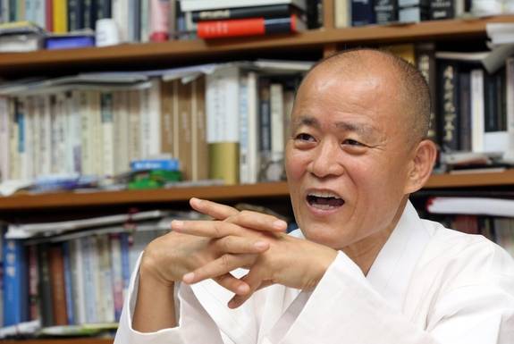 한신대&nbsp;석좌&nbsp;교수&nbsp;도올 김용옥. 내년에&nbsp;미국&nbsp;사우스&nbsp;베일로&nbsp;대학&nbsp;석좌&nbsp;교수로&nbsp;초빙되어&nbsp;간다. 그는 1999년 EBS 노자강의를 시작으로 KBS, MBC, SBS, jtbc에서 행한 300여 회의 고전강의로 인문학의 대중소통시대를 열었다./사진=주완중 기자