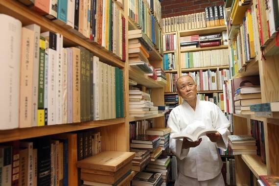 그와 대화를 나누다보니 ‘자기중심적인 이타성’이라는 이상한 조어가 떠올랐다. 형식은 불같지만, 그 바탕의 의도와 내용은 신중하고 너그러웠다./사진=주완중 기자