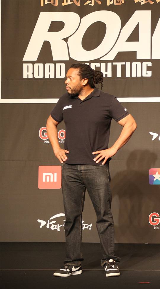 허브 딘이 로드 FC 33 공개 계체 도중 어딘가를 바라보고 있다. 사진=로드FC 제공