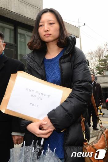 지난해 12월10일백남기씨 딸인 백도라지씨가 헌법소원을 청구하기 위해 들어서고 있다. /사진=뉴스1