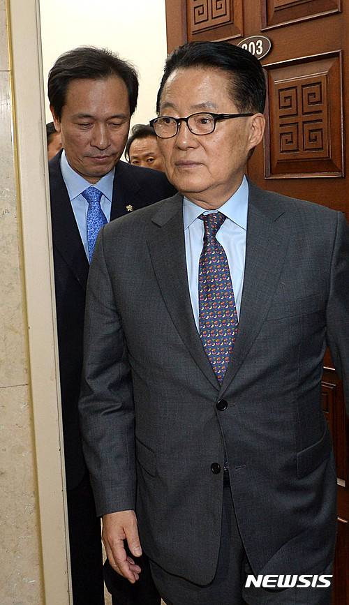 【서울=뉴시스】박주성 기자 = 김재수 농림축산식품부 장관에 대한 해임건의안과 관련해 여야가 대립하고 있는 가운데 국민의당 박지원 비대위원장 겸 원내대표와 더불어민주당 우상호 원내대표가 23일 오후 서울 여의도 국회 국회의장실에서 3당 원내대표 회동을 마친 후 굳은 표정으로 의장실을 나서고 있다. 2016.09.23.     park7691@newsis.com