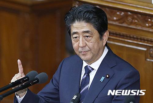 【도쿄=AP/뉴시스】아베 신조(安倍晋三) 총리가 26일 도쿄 중의원에서 이날 개회한 임시국회 소신표명연설을 하고 있다. 2016.09.26.