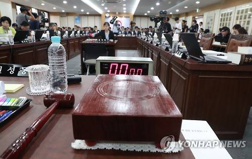 법무부 국감은 파행중      (과천=연합뉴스) 정하종 기자 = 국정감사 이틀째인 27일 오전 국회 법제사법위원회의 법무부 국감에 권성동 법제사법위원장 등 새누리당의원들이 불참, 회의가 열리지를 못하고 있다. 2016.9.27     chc@yna.co.kr