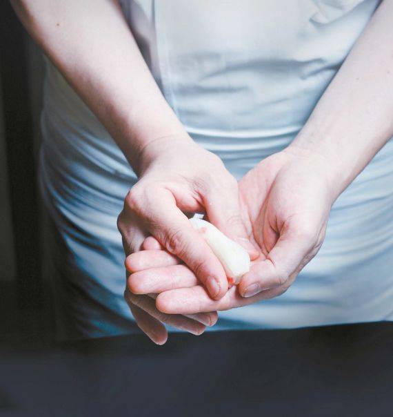 밥을 쥐는 손놀림은 셰프마다 다 다르다. 너무 꽉 쥐어서 도 안되고 그렇다고 너무 오래 만져서도 안되는 공통점을 제외한다면. ‘코지마’ 박경재 셰프는 빠르게 여러 번 매만지는 반면 ‘스시조’ 한석원 셰프는 투박하게 한두번 쥐는 걸로 끝낸다. 사진은 박 셰프의 손. 김경록 기자