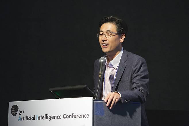 이경일 솔트룩스 대표가 28일 제2회 인공지능 콘퍼런스에서 '인공지능과 4차 산업혁명'을 주제로 강연하고 있다. / 사진=시사저널