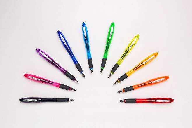 올리카 만년필. 올해 4월 모나미가 선보인 선명하고 다양한 10가지 색상의 만년필. 가장 선호도가 높은 F(Fine) 니브(펜촉)여서 손글씨, 캘리그래피, 꾸미기에 최적화된 제품이다. 개당 3천원. 모나미 제공