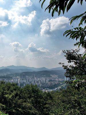[월간산]불곡산 정상 부근의 정자전망대에서 바라본 분당구 시내 조망.