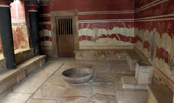 [월간산]미노아왕궁의 지하 시설엔 당시 목욕탕의 모습까지 볼 수 있다. 벽에 그려진 벽화가 눈길을 끈다.