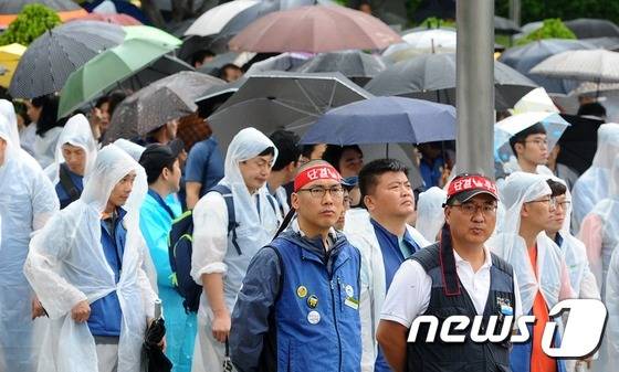 철도 노조 파업 2일차인 28일 오전 부산시청 앞 광장에서 열린 '부산도시철도 노동조합 투쟁결의대회'에서 노조원들이 비를 맞으며 투쟁을 하고 있다. 2016.9.28/뉴스1 © News1 여주연 기자