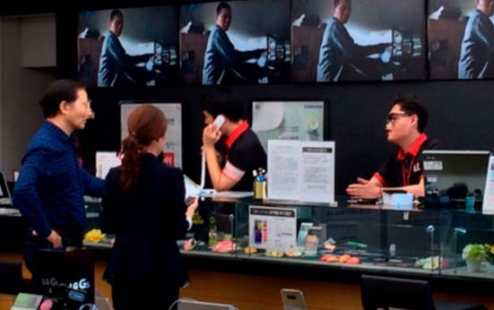 광화문 KT스퀘어 직원이 갤럭시노트7을 바꾸러 온 남성 고객에게 제품 교환에 관한 설명을 하고 있다. / 전준범 기자