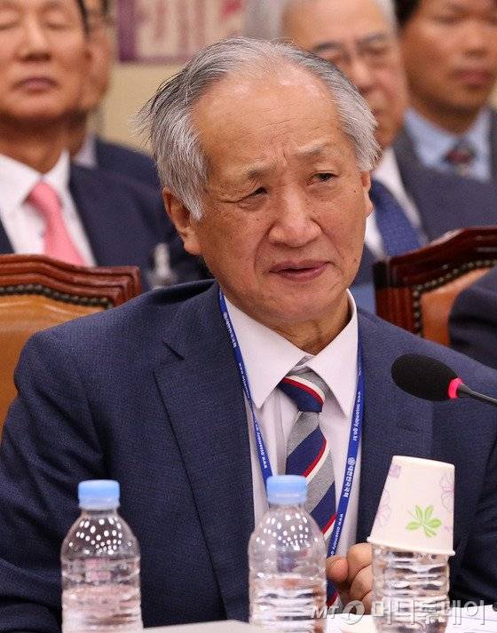 이기동 신임 한국학중앙연구원장이 30일 오후 서울 여의도 국회에서 열린 교육문화체육관광위원회의 한국학중앙연구원 등에 대한 국정감사에서 의원들의 질의에 답변하고 있다.이 원장은 원장 선임과정에서 이승철 전경련 부회장의 추천으로 선임이 이뤄진 데 대한 유은혜 의원의 질의에 답하는 과정에서 흥분해 고함을 치다 갑자기 일어나 화장실에 가는 등 돌발 행동을 하기도 했다. 2016.9.30/뉴스1  <저작권자 © 뉴스1코리아, 무단전재 및 재배포 금지>