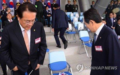 정세균 국회의장(오른쪽)과 새누리당 정진석 원내대표가 지난 1일 계룡대에서 열린 제 68주년 국군의 날 행사에서 인사를 한 뒤 돌아서고 있다.