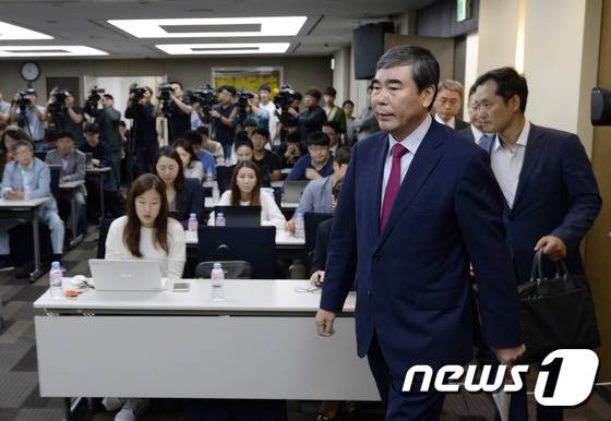 이관순 한미약품 대표이사가 2일 오전 서울 송파구 한미약품 본사에서 열린 한미약품 신약 '올무티닙'에 대한 임상연구 부작용 사망 사례 등에 관련 간담회에 입장하고 있다. /뉴스1 © News1 안은나 기자