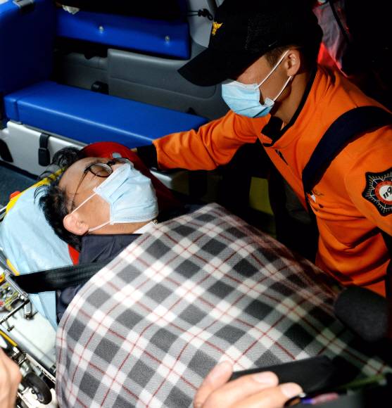 이정현 단식 중단 - 이정현 새누리당 대표가 2일 오후 단식을 중단하고 병원으로 이송되고 있다. 새누리당은 이날 의원총회에서 4일부터 국정감사에 복귀하기로 결정했다. 이종원 선임기자 jongwon@seoul.co.kr