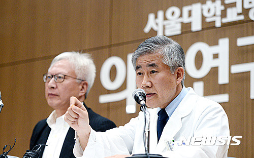 【서울=뉴시스】임태훈 기자 = 故 백남기 농민의 주치의인 백선하 서울대학교병원 교수가 3일 오후 서울 종로구 연견동 서울대학교병원 의학연구혁신센터 서성환홀에서 열린 故 백남기 농민 사망진단서 논란에 대한 서울대학교병원-서울대학교 의과대학 합동 특별조사위원회 언론 브리핑에서 취재진의 질문에 답변하고 있다. 2016.10.03.   taehoonlim@newsis.com