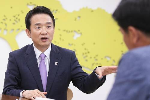 (수원=연합뉴스) 남경필 경기지사가 2일 연합뉴스와 인터뷰에서 "우리도 핵무장 준비를 해야 한다. 전시작전통제권도 환수해야 한다"고 주장하고 있다. 2016.10.2   kwang@yna.co.kr