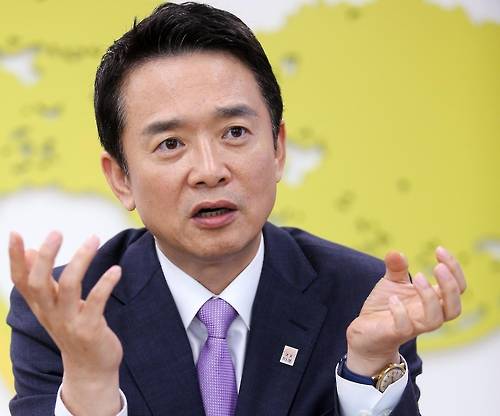 (수원=연합뉴스) 남경필 경기지사가 2일 연합뉴스와 인터뷰에서 "우리도 핵무장 준비를 해야 한다. 전시작전통제권도 환수해야 한다"고 주장하고 있다. 2016.10.2   kwang@yna.co.kr