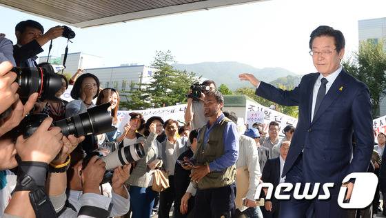 이재명 성남시장이 선거법 위반여부에 대한 조사를 받기 위해 4일 오전 경기도 성남시 수정구 수원지방검찰청 성남지청으로 출석하고 있다. 이재명 시장의 검찰 출석요구는 보수단체 간부인 김모씨가 ‘지난 총선 과정에서 SNS로 특정 후보를 지지했다’는 내용으로 고발한데 따른 것으로 알려졌다. 2016.10.4/뉴스1 © News1 이재명 기자