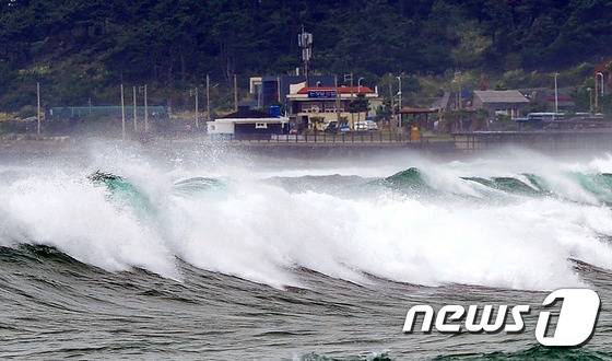 제18호 태풍 차바(Chaba)가 북상중인 4일 오전 제주 서귀포시 중문색달해변에 높은 파도가 일고 있다.2016.10.4/뉴스1 © News1 이석형 기자