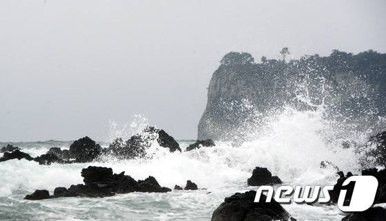 제18호 태풍 차바(Chaba)가 북상중인 4일 오후 제주 서귀포시 법환포구 인근 해안에 높은 파도가 일고 있다.2016.10.4/뉴스1 © News1 이석형 기자