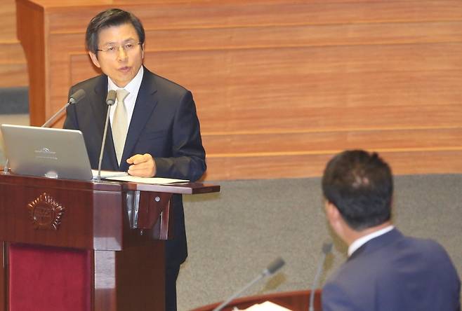 지난달 22일 오전 경제분야 대정부질문을 위해 열린 국회 본회의에서 황교안 총리가 송영길 더불어민주당 의원(오른쪽)의 미르재단 기부금 조성 의혹에 대한 질문에 답하고 있다. 이정우 선임기자 woo@hani.co.kr