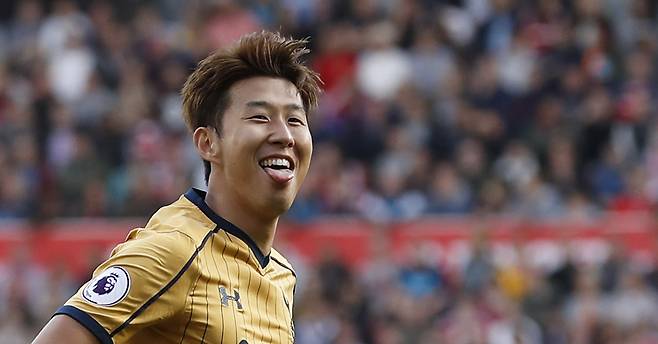 지난달 24일 EPL 미들즈브러전에서 첫 골을 넣고 여유를 보이는 손흥민. [런던=로이터/뉴시스]