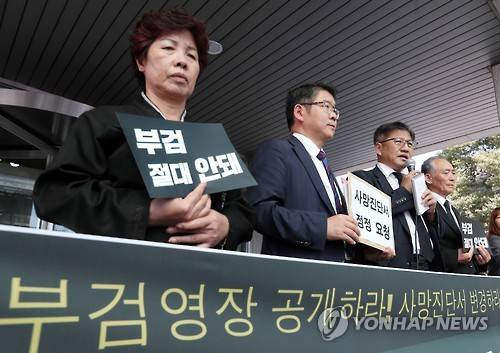 故백남기 부검 협의에 대한 유족 입장 발표      (서울=연합뉴스) 김수진 기자 = 4일 오후 서울대병원 장례식장 앞에서 백남기대책위와 유가족 볍률 대리인이 기자회견을 열고 종로경찰서 부검 협의에 대한 유가족의 입장을 발표하고 있다.  ksujin@yna.co.kr