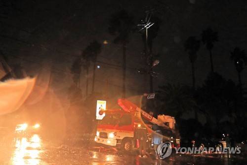<태풍 차바> 정전 복구하는 한전 관계자들      (서귀포=연합뉴스) 박지호 기자 = 제주도가 제18호 태풍 차바(Chaba)의 직접 영향권에 들어간 5일 오전 서귀포시 법환동 법환초등학교 옆 야자수가 강풍에 쓰러지며 전신주를 건드려 인근 800여세대가 정전됐다.       한국전력 관계자들이 고소작업차를 이용해 전력 복구 작업을 하고 있다. 2016.10.5      jihopark@yna.co.kr
