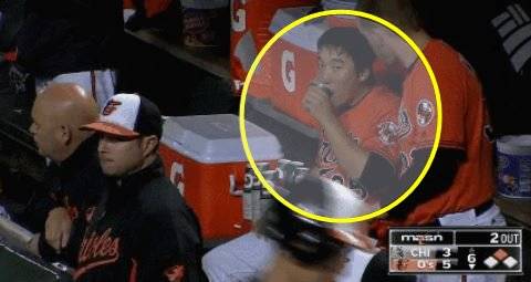 볼티모어의 주전 좌익수로 거듭난 김현수. 부진에 시달리던 시즌 초반 눈치보며 게토레이를 마시던 시절도 있었다. 중계화면 캡처