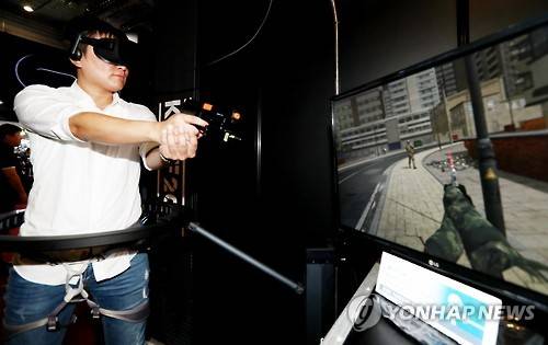 지난 10월에 열린 '코리아 VR 페스티벌'에서 이용자가 VR 슈팅 게임을 시연하는 모습 [연합뉴스 자료 사진]