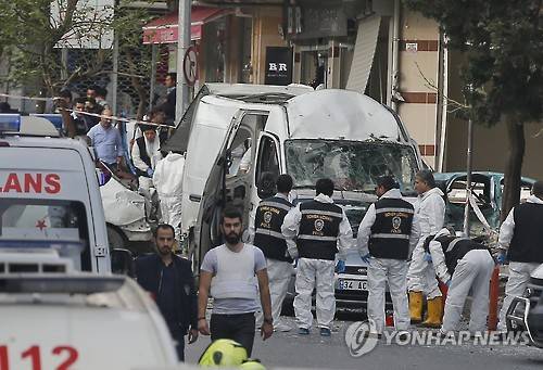 6일 폭탄공격이 발생한 이스탄불 경찰서 부근에서 경찰이 현장을 조사하고 있다. [AP=연합뉴스]
