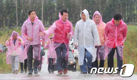 이정현 새누리당 대표가 7일 오전 제주시 오등동 한천 저류지를 찾아 고경실 제주시장과 새누리당 제주도당 관계자들과 함께 태풍 피해 상황을 살펴보고 있다. 2016.10.7/뉴스1 © News1 이석형 기자