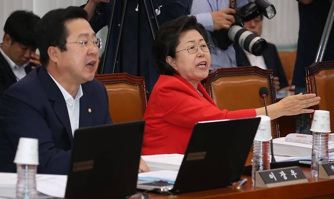 지난 8월31일 오전 국회 교육문화체육관광위원회에서 열린 조윤선 문화체육관광부 장관후보자 인사청문회에서 이은재, 이장우 새누리당 의원이 발언권도 얻지 않은 채 야당이 누리과정 예산 증액을 통과시킨 것과 관련해 "유성엽 위원장은 사퇴하라"고 고함치고 있다. 이정우 선임기자 woo@hani.co.kr