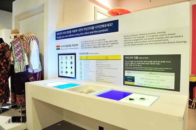 지구촌체험관 문화전시관에 설치된 라오스 파탓루앙 사원 조형물과 아딘크라 체험 공간. [사진=지구촌체험관 홈페이지]