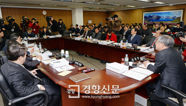 월성1호기 계속운전 허가안을 논의 중인 원자력안전위원회 회의.  / 강윤중 기자