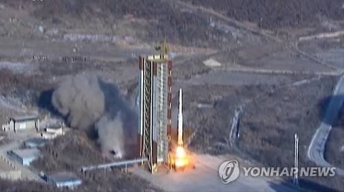북한 조선중앙TV가 지난 2월 공개한 장거리로켓 '광명성호' 발사 장면 [연합뉴스 자료사진]