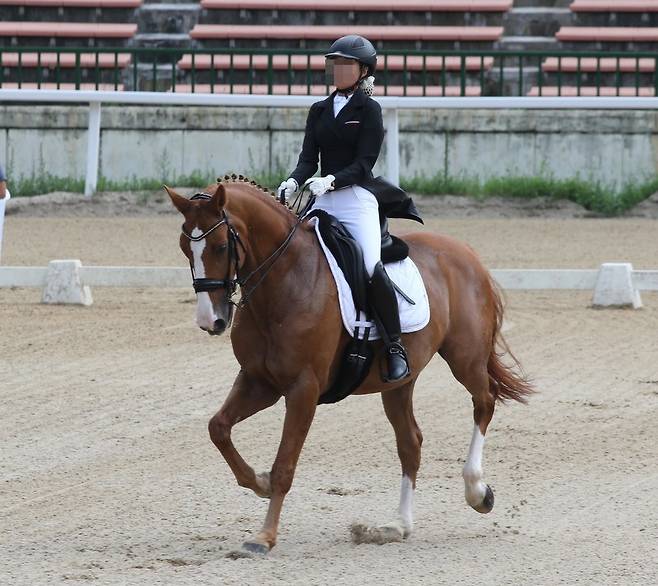 정윤회 씨의 딸 유연 씨가 지난해 7월 19일 과천시 주암동 서울경마공원에서 열린 마장마술 경기에 참가하고 있다. 과천/박종식 기자 anaki@hani.co.kr