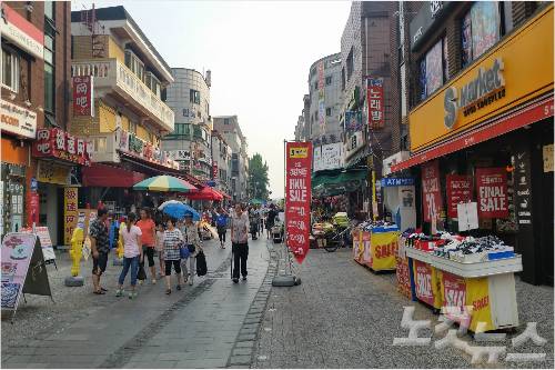 안산시 원곡동 안산다문화마을특구(사진)에는 외국인들이 운영하는 중국, 태국, 방글라데시, 인도네시아, 네팔, 우즈벡 등 다문화식당 170여곳이 성업하고 있는 전국 최대 다문화 대표도시로 주말이면 전국에서 친구와 가족을 만나기 위해 모여든 10만여 명의외국인 인파로 북적거린다. 안산시는 내년부터 안산시 관광도시 벨트연계사업으로 다문화특구를 먹거리, 볼거리, 즐길거리로 조성해 대부도를 잇는 다문화관광단지로 조성하는 5개년 사업을 전개한다.(사진= CBS노컷뉴스)