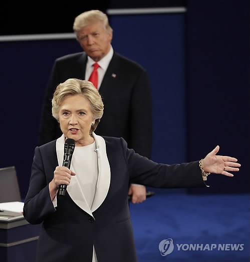 힐러리 "러시아, 트럼프 당선시키려 해킹"    (세인트루이스 AP=연합뉴스) 미국 민주당 대선후보 힐러리 클린턴은 9일(현지시간) 민주당 전국위원회 등의 이메일 해킹에 러시아 정부가 배후로 지목된 것과 관련, "러시아가 트럼프를 위한 영향을 미치기 위해 해킹했다"고 주장했다. 사진은 힐러리(앞)가 이날 미주리주 세인트루이스의 워싱턴대학에서 열린 2차 TV토론에서 발언하는 것을 공화당 대선후보 도널드 트럼프가 지켜보고 있는 모습.      ymarshal@yna.co.kr